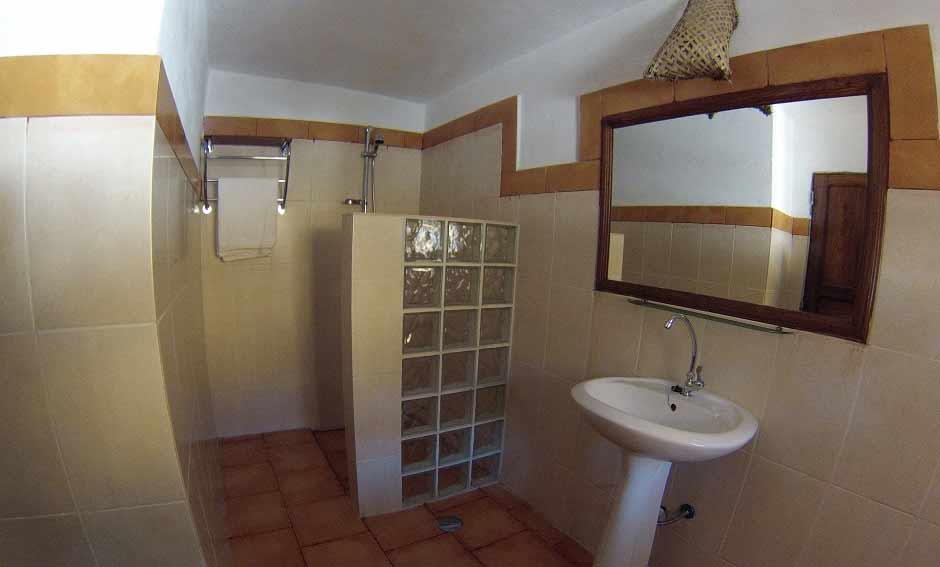salle de bain d'une chambre de l hotel de kere