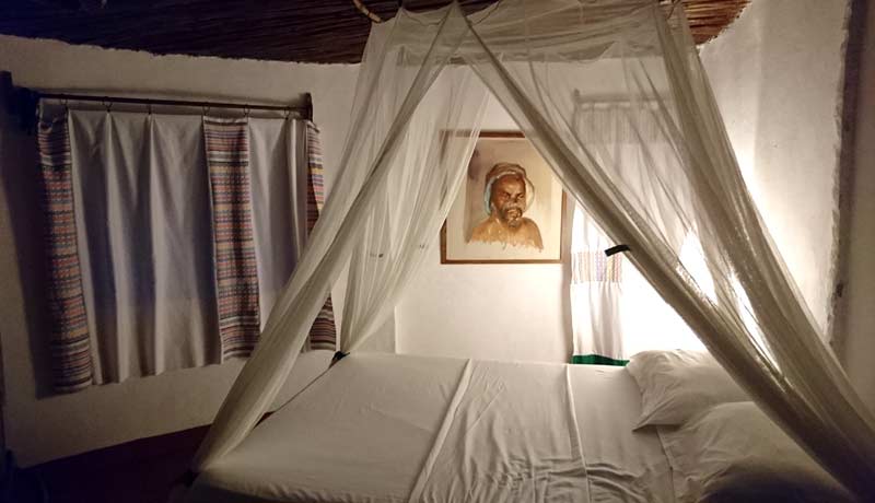 lit avec moustiquaire chambres avec eau courante matelas confortables