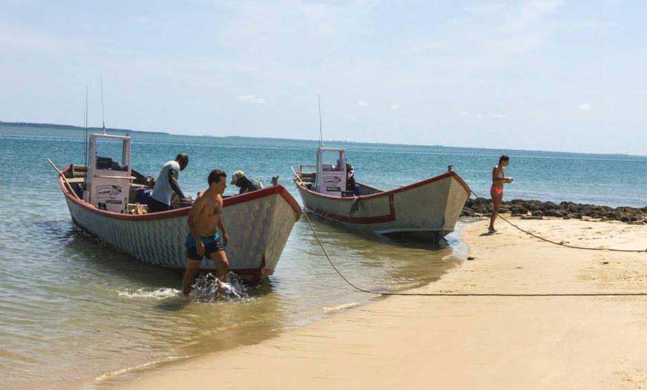grosses pirogue alu pour transport de pecheur en guinée bisau